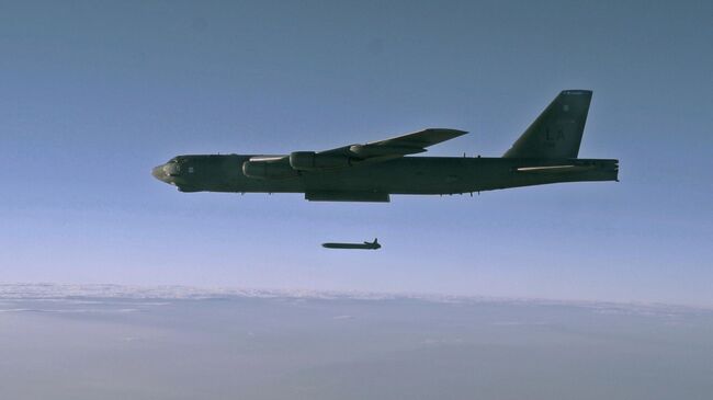 Запуск крылатой ракеты AGM-86B с борта самолета B-52H 