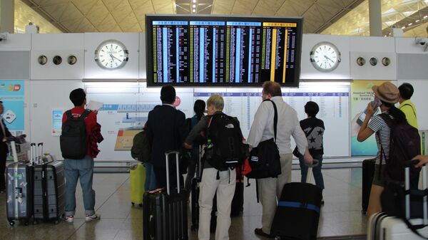 Пассажиры в международном аэропорту Гонконга