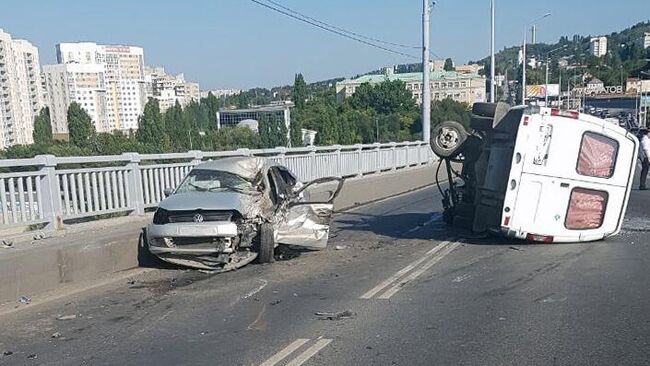 На месте ДТП с микроавтобусом в Саратове.15 августа 2019