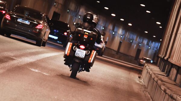 Мотоциклисты едут по Кутузовскому тоннелю в Москве