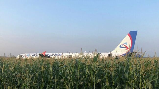Самолет Airbus А-321 авиакомпании Уральские авиалинии после жесткой посадки в Жуковском