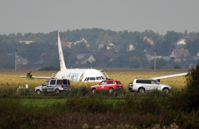 Самолет Airbus А-321 авиакомпании Уральские авиалинии после аварийной посадки в Жуковском