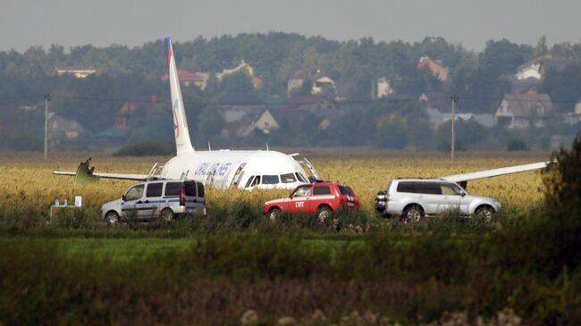 Самолет Airbus А-321 авиакомпании Уральские авиалинии после аварийной посадки в Жуковском