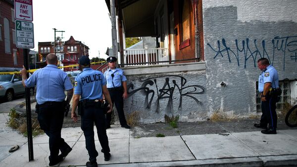Полиция во время операции по задержанию наркоторговцев в Филадельфии, штат Пенсильвания. 14 августа 2019