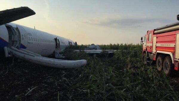 Самолет Airbus А-321 авиакомпании Уральские авиалинии после аварийной посадки в Жуковском