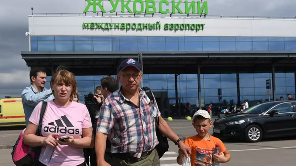 Пассажиры самолета А-321 авиакомпании Уральские авиалинии, который совершил аварийную посадку в Подмосковье