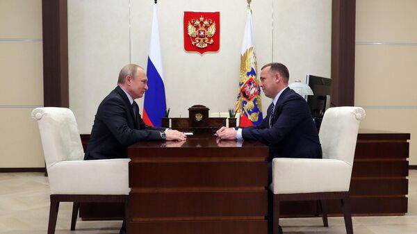  Владимир Путин и временно исполняющий обязанности губернатора Курганской области Вадим Шумков во время встречи