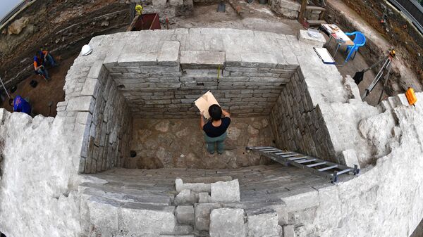 Сотрудник Института археологии РАН на раскопках в Большом Кремлевском сквере на территории Кремля в Москве