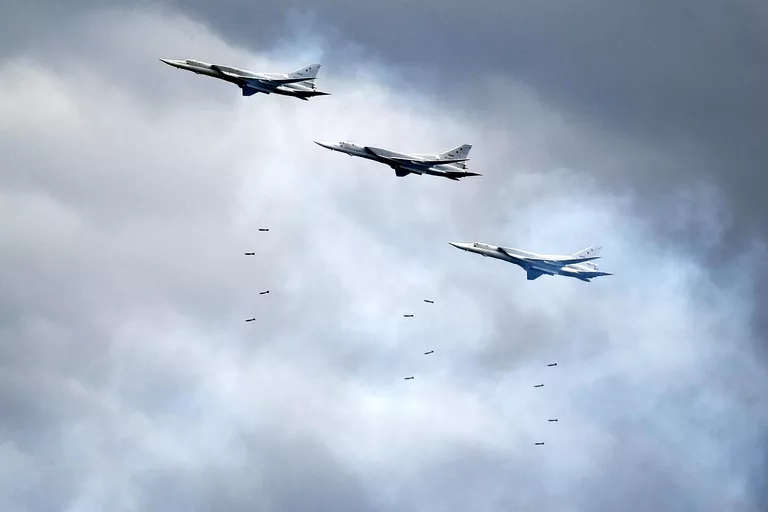 Дальние бомбардировщики Ту-22М3 на конкурсе Авиадартс на авиационном полигоне Дубровичи под Рязанью Дальние бомбардировщики Ту-22М3 на конкурсе Авиадартс на авиационном полигоне Дубровичи под Рязанью