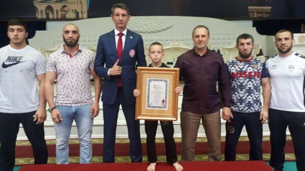 Десятилетний чеченский мальчик Арби Якубов установил новый рекорд по отжиманиям от пола