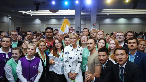 Официальный представитель Министерства иностранных дел России Мария Захарова фотографируется с участниками Международного молодежного форума Евразия Global 