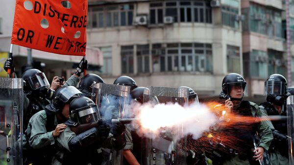 Полиция применяет слезоточивый газ против демонстрантов в Гонконге, Китай 