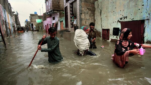 Затопленная в результате муссонных дождей улица Карачи, Пакистан