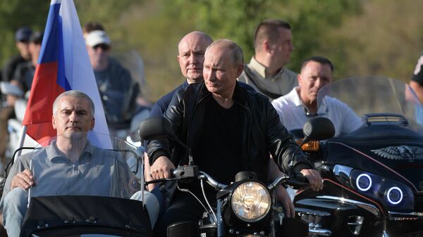  Президент РФ Владимир Путин участвует в организованном мотоклубом Ночные волки международном байк-шоу Тень Вавилона в Севастополе за рулем мотоцикла Урал с коляской