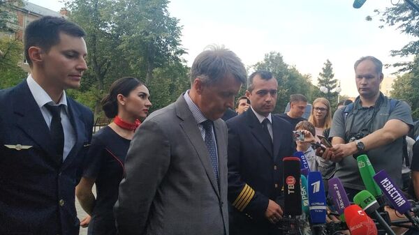 Командир корабля Дамир Юсупов и второй пилот Георгий Мурзин во время пресс-конференции в Жуковском
