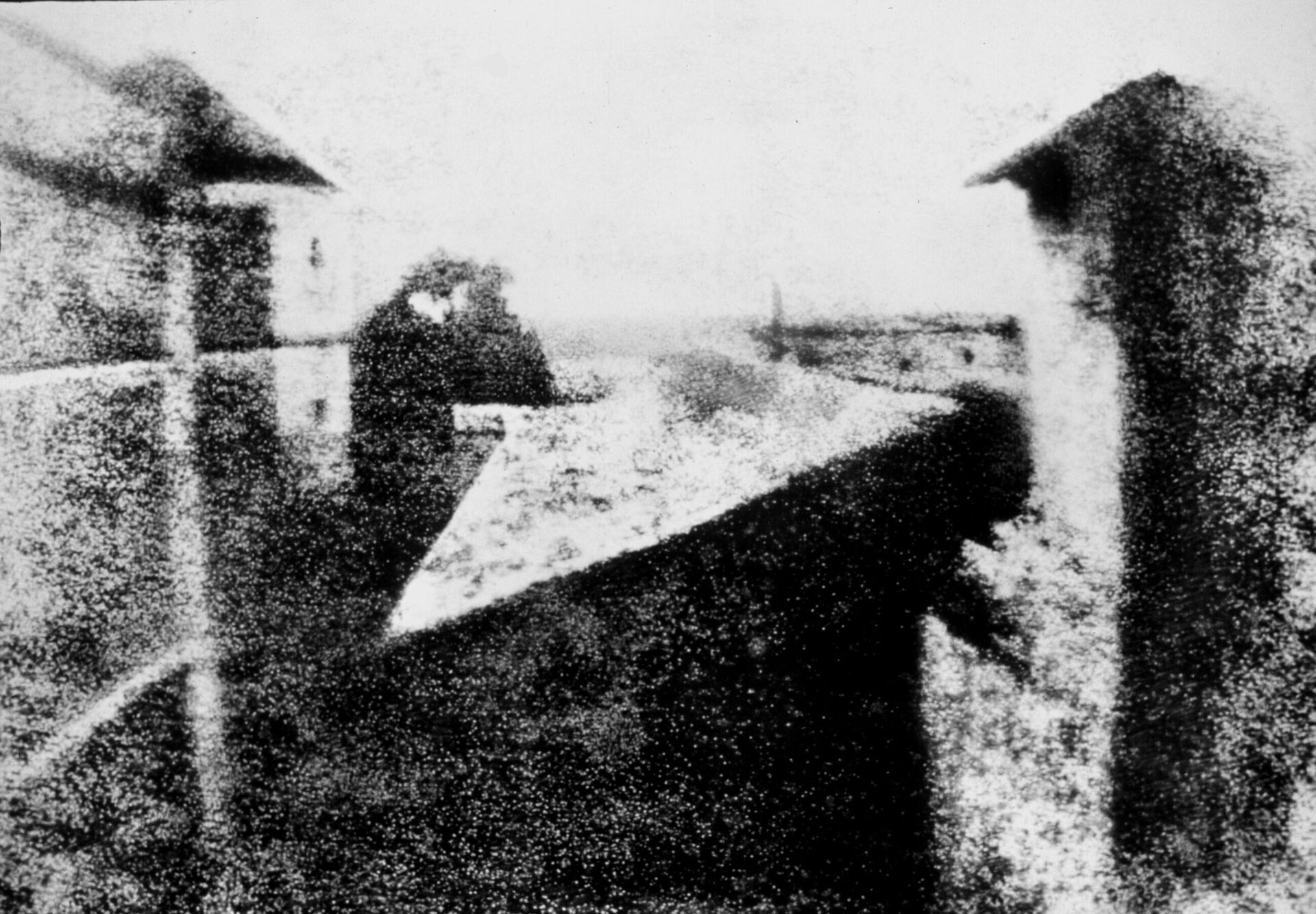 Гелиогравюра Вид из окна на Le Gras  Жозефа Нисефора Ньепса, 1826 год - РИА Новости, 1920, 09.07.2021