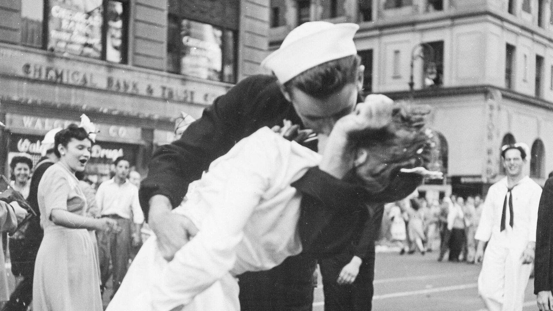 Фотография Поцелуй на Таймс-сквер Виктора Йоргенсена Фотография Поцелуй на Таймс-сквер Виктора Йоргенсена - РИА Новости, 1920, 14.04.2025
