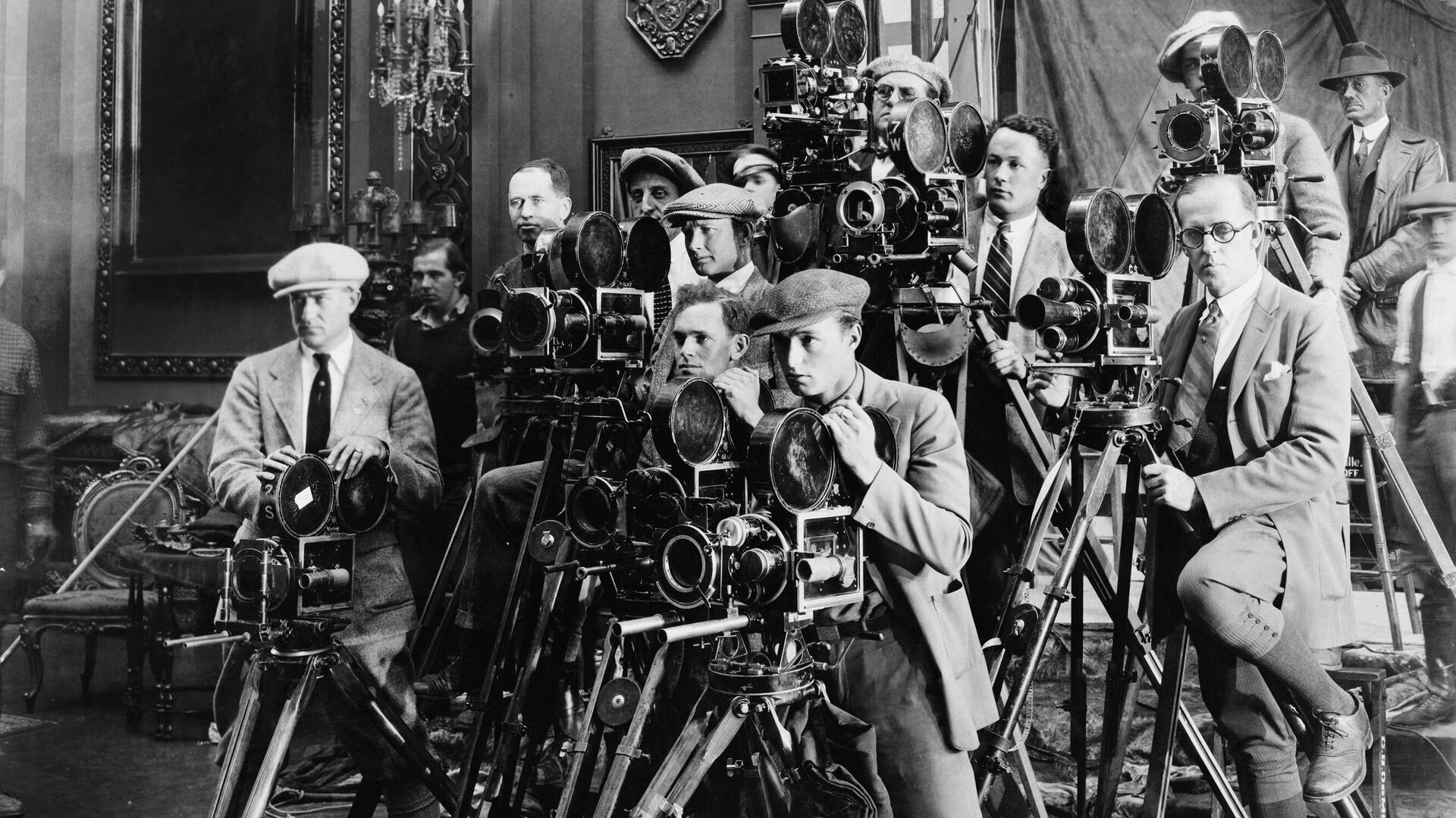 Съемочная группа с кинокамерами - РИА Новости, 1920, 28.12.2020