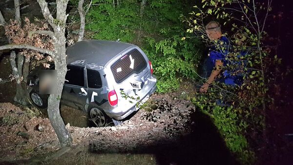 Автомобиль, сорвавшийся в ущелье на мысе Меганом на юго-востоке Крыма