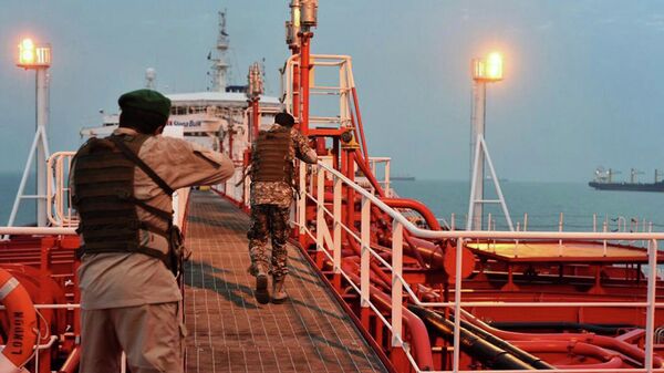 Иранские военнослужащие проверяют британский танкер Stena Impero, захваченный в Ормузском проливе 