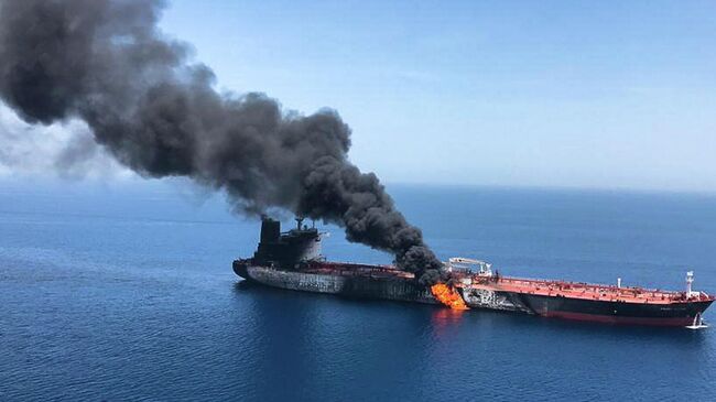 Горящий танкер в Оманском заливе
