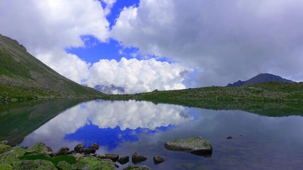 Озеро открытое в горах Кавказа после отступления ледника