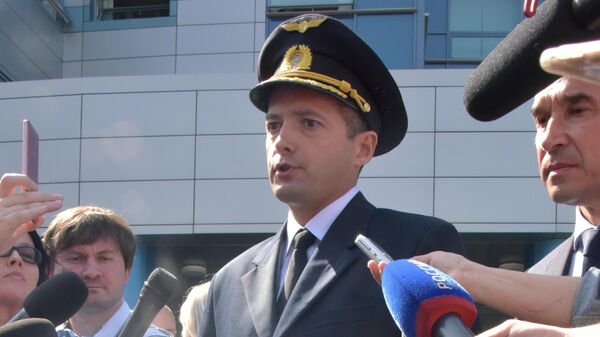 Командир аварийно севшего в поле лайнера Airbus А321 авиакомпании Уральские авиалинии Дамир Юсупов во время пресс-конференции. 16 августа 2019