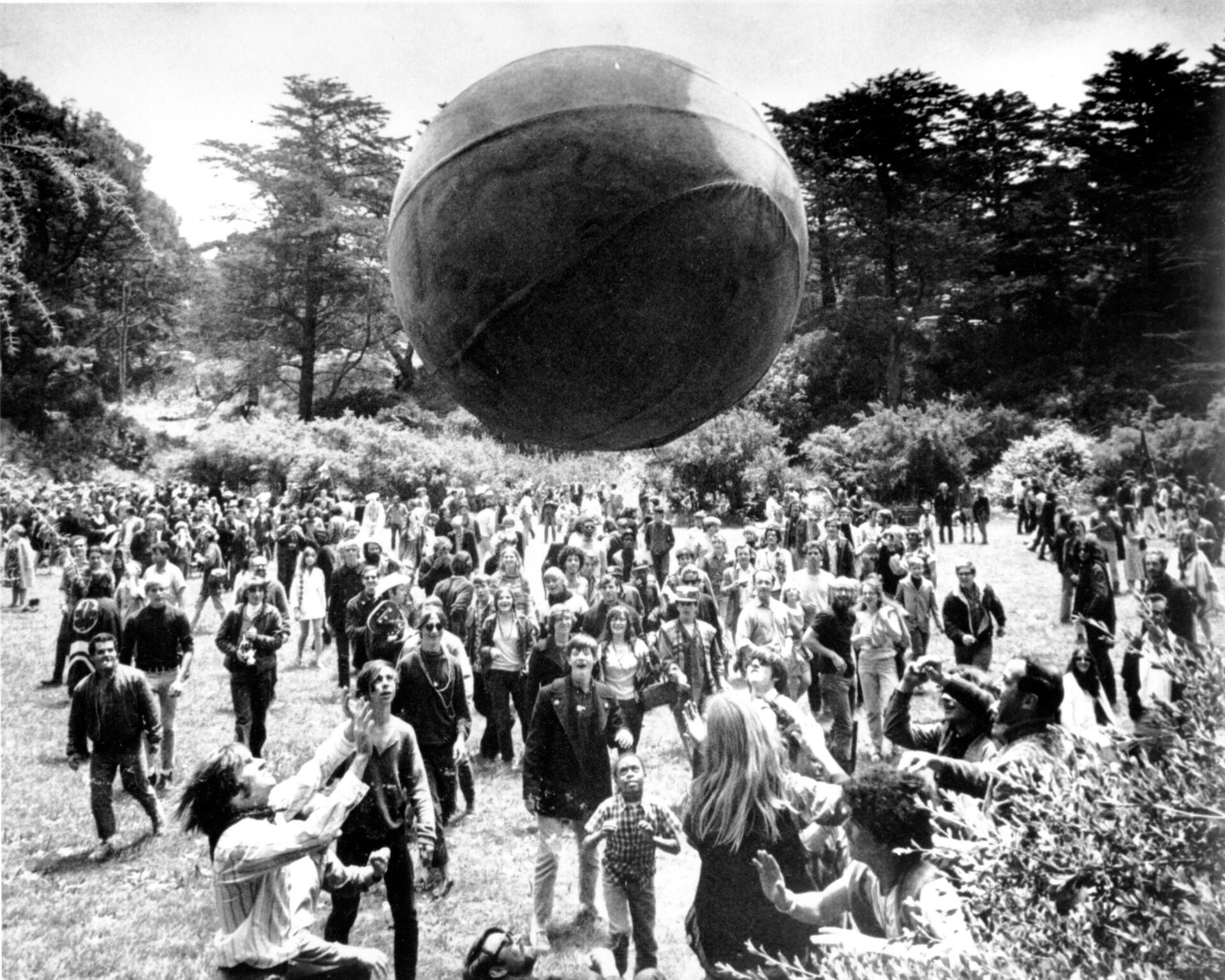 Хиппи запускают воздушный шар с изображением глобуса во время Лета любви в Сан-Франциско. Июнь 1967 года - РИА Новости, 1920, 20.10.2020