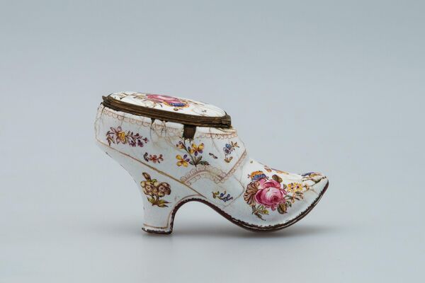 Табакерка в виде туфельки
Англия, середина XVIII в.