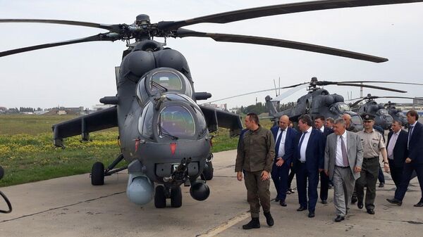 Министр обороны Сербии Александр Вулин во время осмотра вертолета Ми-35М в Ростове-на-Дону