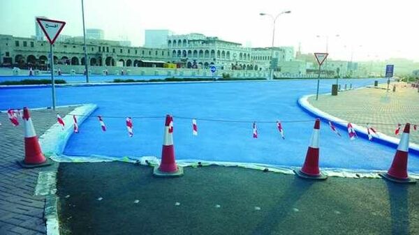Эксперимент по покраске дорожного покрытия в голубой цвет на улице Абдаллы бен Джасема в Дохе, Катар
