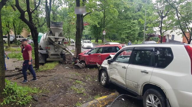 ДТП с участием бетономешалки на улице Магнитогорской во Владивостоке. 17 августа 2019