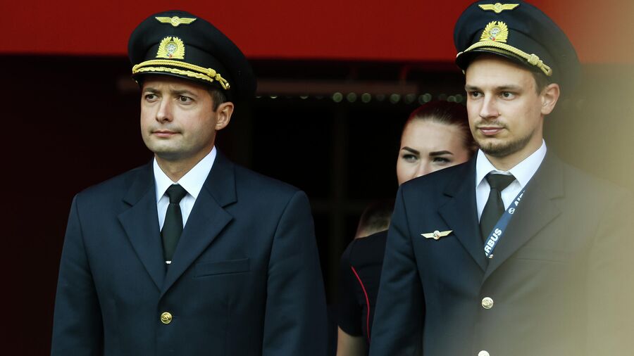 Командир экипажа лайнера Airbus А321 авиакомпании Уральские авиалинии Дамир Юсупов (слева) и второй пилот Георгий Мурзин на церемонии чествования