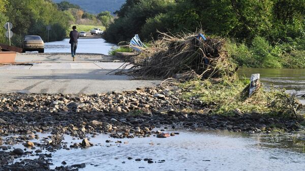 Последствия тайфуна Кроса в Приморском крае. Разрушенная паводком дорога в районе Уссурийска. 17 августа 2019