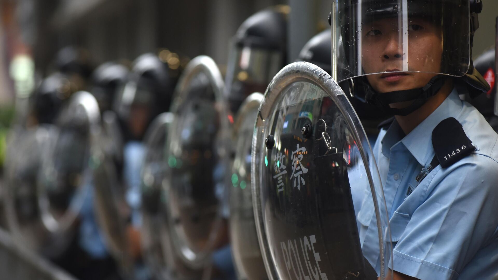 Полицейские у полицейского участка во время акции протеста в Гонконге.  17 августа 2019 - РИА Новости, 1920, 05.06.2021