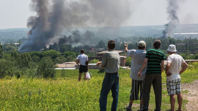 Жители Славянска во время массированного артиллерийского обстрела города