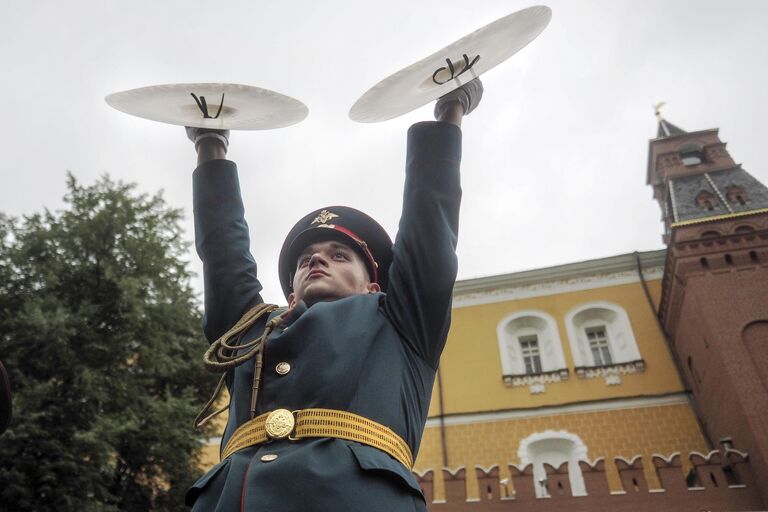 Музыкант Военного оркестра 154-го отдельного комендантского Преображенского полка на Манежной площади во время закрытия фестиваля Военные оркестры в парках