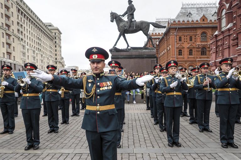 Начальник оркестра, майор Олег Тышук во время выступления Военного оркестра 154-го отдельного комендантского Преображенского полка на Манежной площади на закрытии фестиваля Военные оркестры в парках