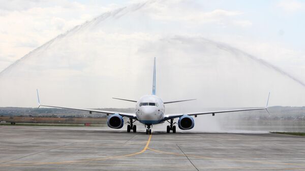 Самолет Boeing 737-800 авиакомпании Победа в международном аэропорту Гагарин в Саратовской области. 18 августа 2019