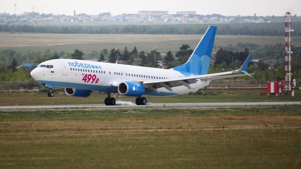 Самолет Boeing 737-800 авиакомпании Победа приземляется в международном аэропорту Гагарин в Саратовской области. 18 августа 2019  