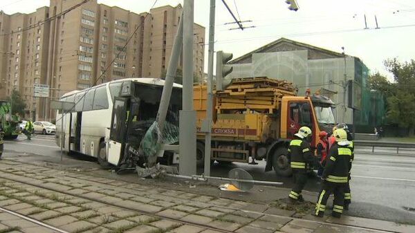 Кадры аварии туристического автобуса в Москве: есть пострадавшие