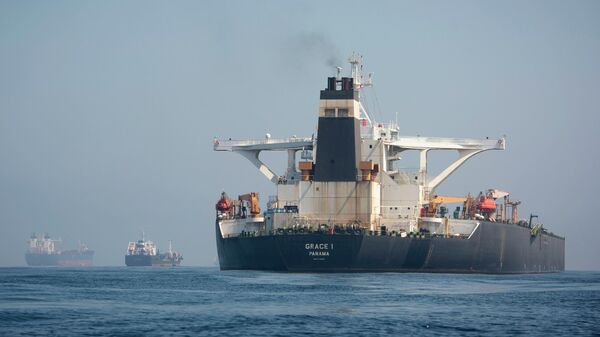 Нефтяной танкер Grace 1 остановленный в британской части Гибралтарского пролива