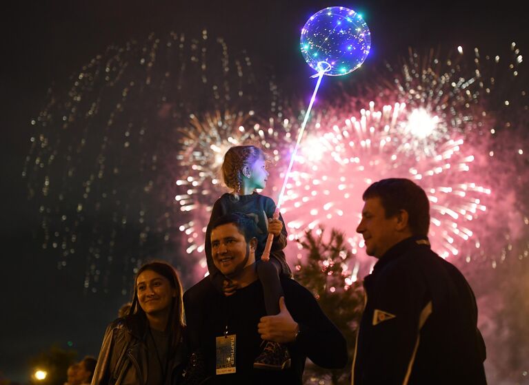 Салют на международном фестивале фейерверков Ростех в Братеевском каскадном парке в Москве