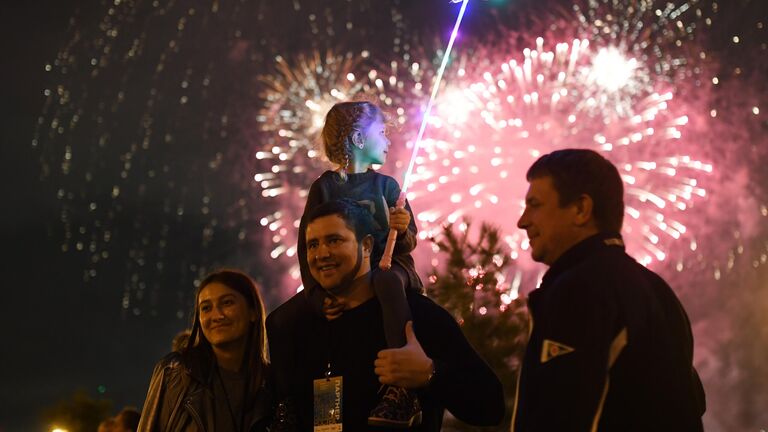 Салют на международном фестивале фейерверков Ростех в Братеевском каскадном парке в Москве