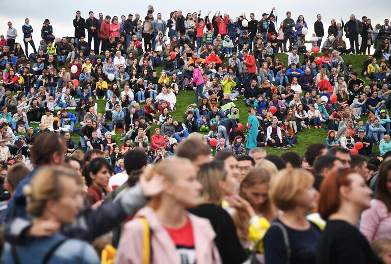 Посетители в Братеевском каскадном парке Москвы, где проходит международный фестиваль фейерверков Ростех