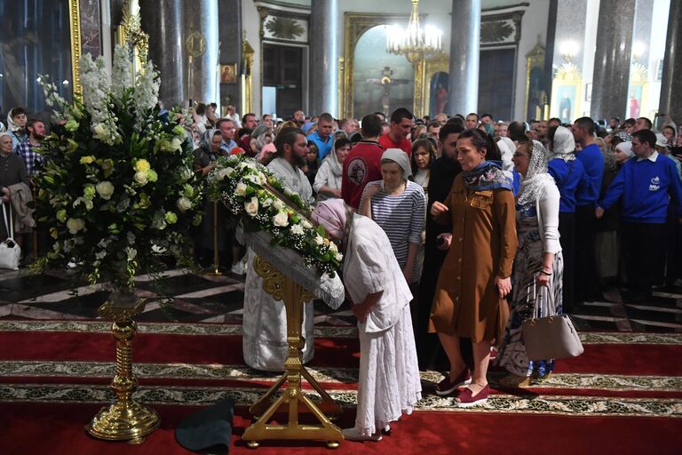 Верующие во время всенощного бдения накануне праздника Преображения Господня в Казанском кафедральном соборе в Санкт-Петербурге