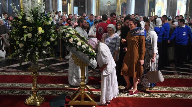 Верующие во время всенощного бдения накануне праздника Преображения Господня в Казанском кафедральном соборе в Санкт-Петербурге