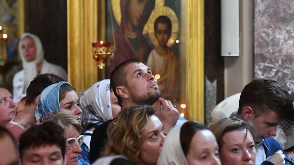 Верующие во время всенощного бдения накануне праздника Преображения Господня в Казанском кафедральном соборе в Санкт-Петербурге