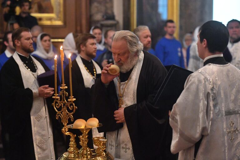 Священнослужители во время всенощного бдения накануне праздника Преображения Господня в Казанском кафедральном соборе в Санкт-Петербурге