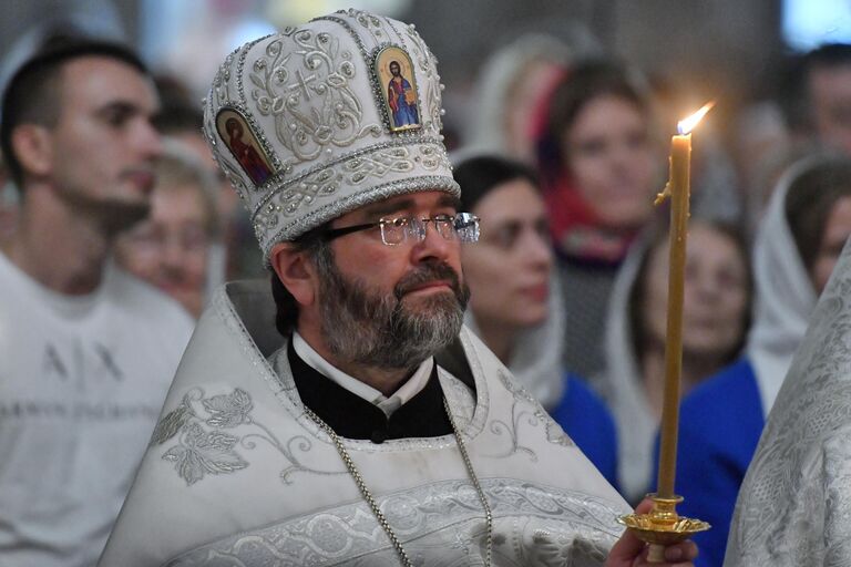 Священнослужитель во время всенощного бдения накануне праздника Преображения Господня в Казанском кафедральном соборе в Санкт-Петербурге